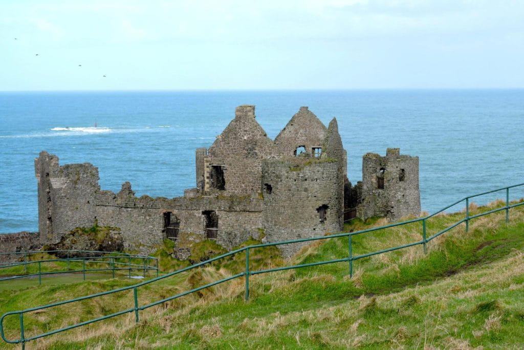 Замок Данлюс, Северная Ирландия.jpg